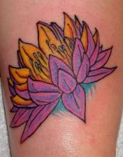 Цветная татуировка в виде лотоса